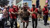 Engrillados cargan hasta 50 kilos de cadenas para conmemorar el Viernes Santo en México