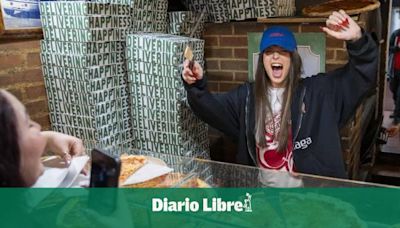 Nathy Peluso trae la 'Grasa' a Nueva York repartiendo pizza