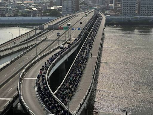 台北橋塞爆！機車動彈不得 網質疑綠燈突縮短釀禍