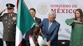 Abandera AMLO a delegación mexicana; no precisa premios