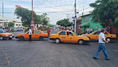 Asfixian 300 taxistas a Juchitán con bloqueos en 6 puntos; exigen a SICT rehabilitar carreteras de Oaxaca