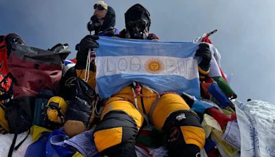 El argentino más “viejo” en llegar a la cima del Everest: la promesa a los hijos y el recuerdo de su amigo