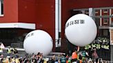立院職權修法三讀 民團傳遞大型氣球表達訴求