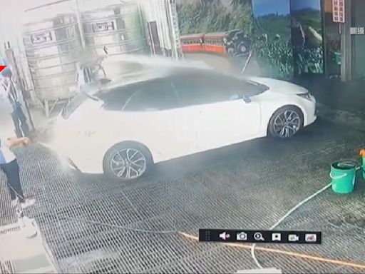 悚！20歲加油站女員工 洗車洗到一半被車撞