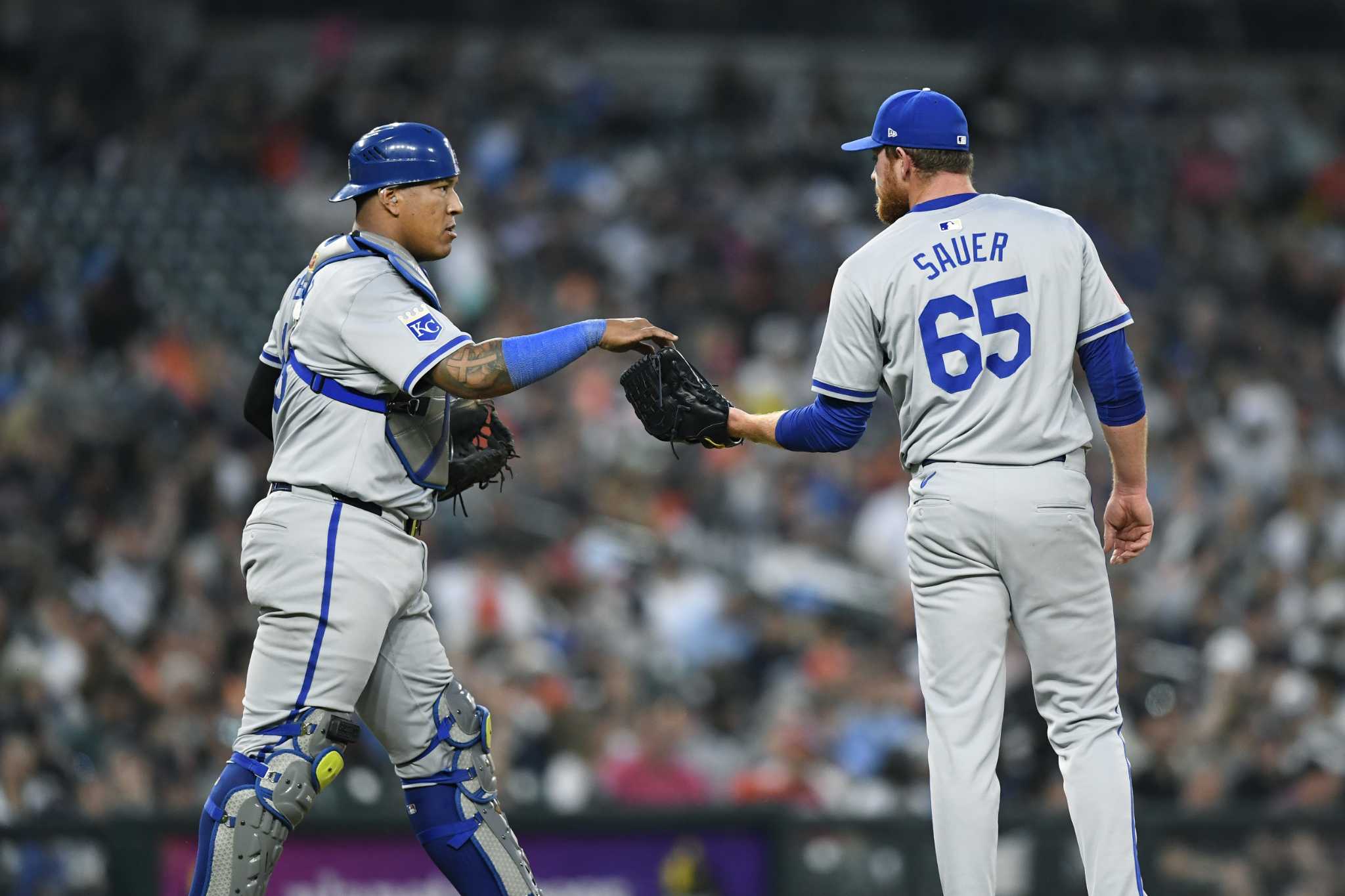 Royals C Salvador Perez scratched from game against Blue Jays because of tight back