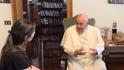 Anita Fernández, víctima de la dictadura militar en Argentina, visitó al papa Francisco y recibió un mensaje sobre su abuela