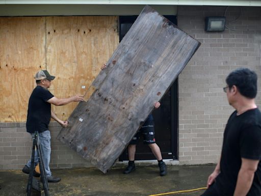 Texas hunkers down as storm Beryl approaches