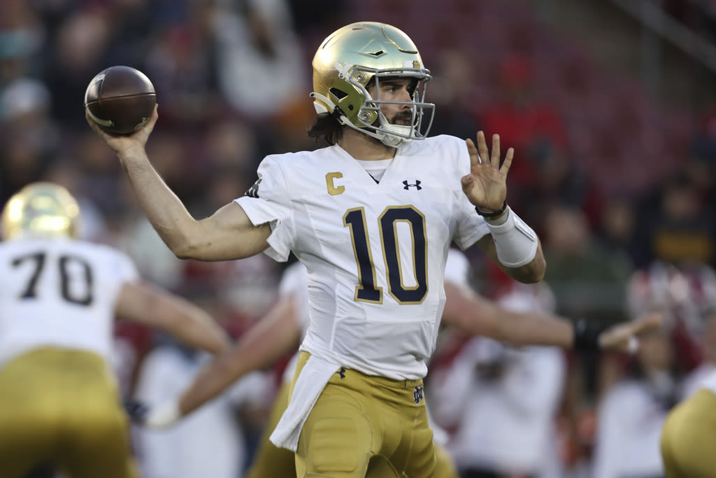 Ex-Notre Dame QB Sam Hartman signs with Commanders