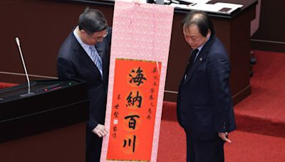 親曝「海納百川」中堂送禮靈感 王世堅「落英語」讚執政團隊 | 政治焦點 - 太報 TaiSounds