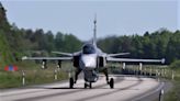 800公尺短場起飛 瑞典JAS-39「獅鷲」戰機戰備道操演炫技 - 自由軍武頻道