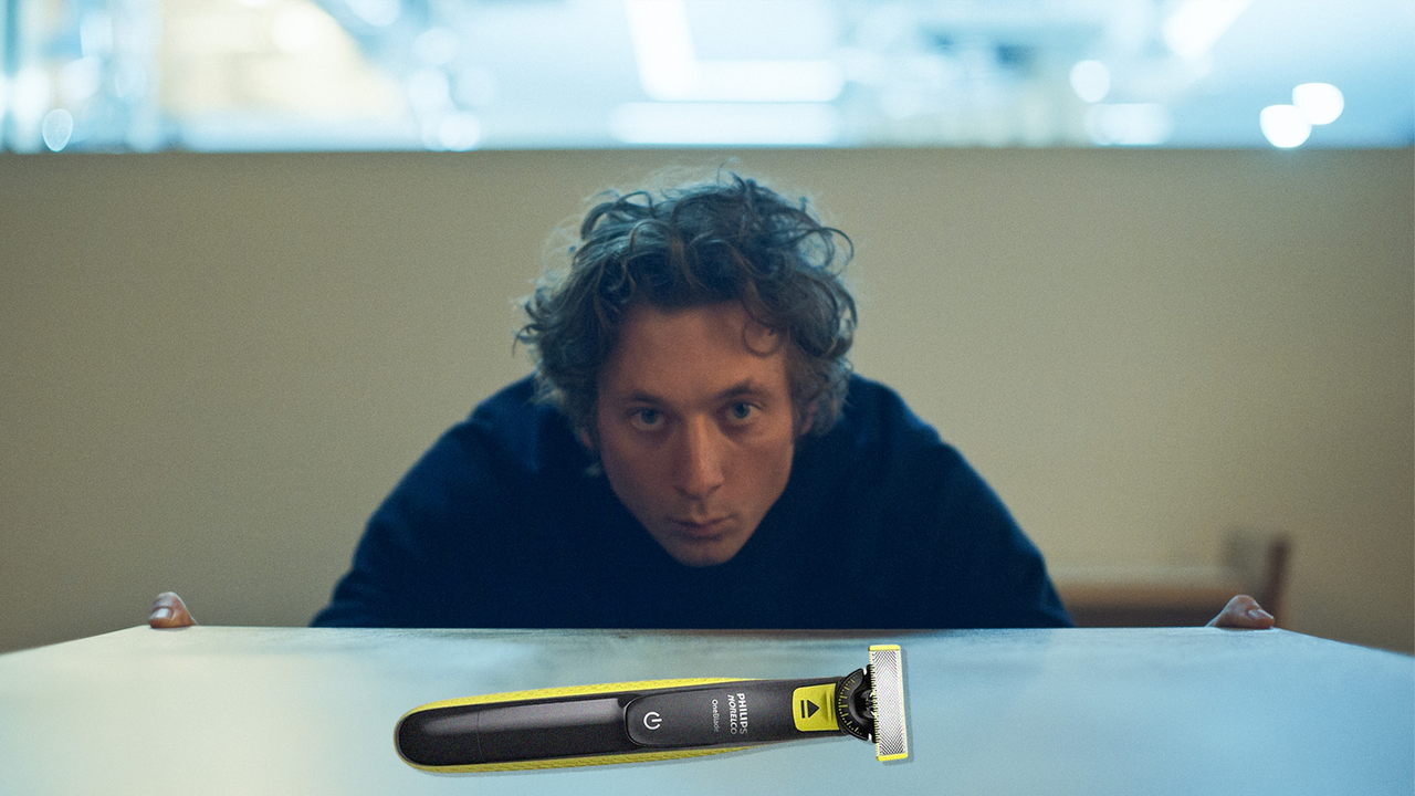 Jeremy Allen White Uses a $40 Gadget to Carm-elize His Arms