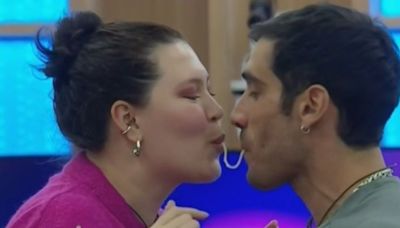 “El barco aún no se hunde”: el beso entre Michelle Carvalho y Pedro Astorga en Gran Hermano que desató ola de reacciones