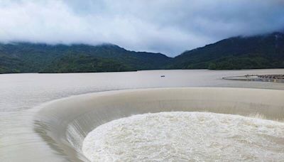 低壓帶讓南化水庫又被「灌飽」 今年第5度自然溢流