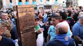 Las peñas piden la retirada de las placas de los muertos en el Encierro de Pamplona que colocó UPN en el recorrido