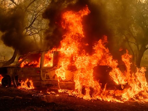 Evacuan a miles de personas por incendio fuera de control en California