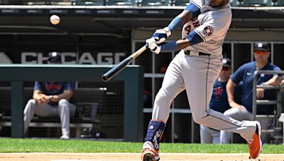 Astros deliver key hits against skidding White Sox