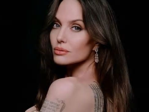 Nuevo y polémico tatuaje de Angelina Jolie después de denunciar a Brad Pitt