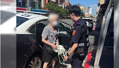 迷途老婦傻在路中間 警耐心引導助返家