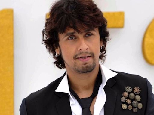 Sonu Nigam Washes Asha Bhosle's Feet With Rose Water, Petals At Book Launch Event