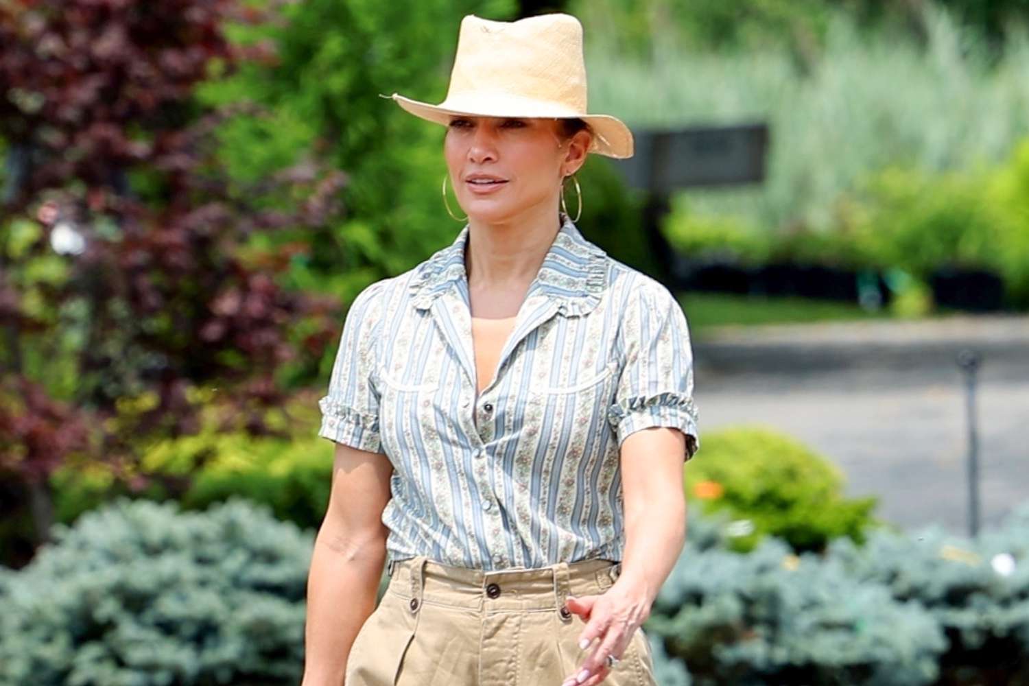 Jennifer Lopez Hangs with Friends in the Hamptons on Fourth of July, While Ben Affleck Stays in LA