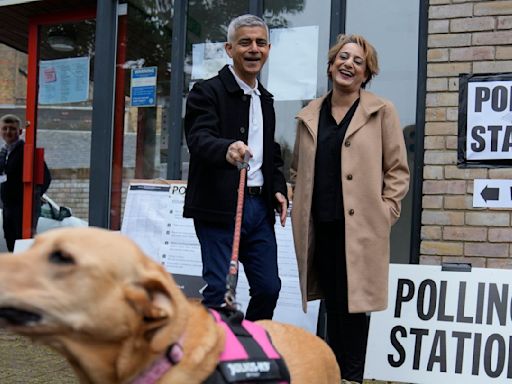 Briten nehmen ihre Hunde mit zum Wählen