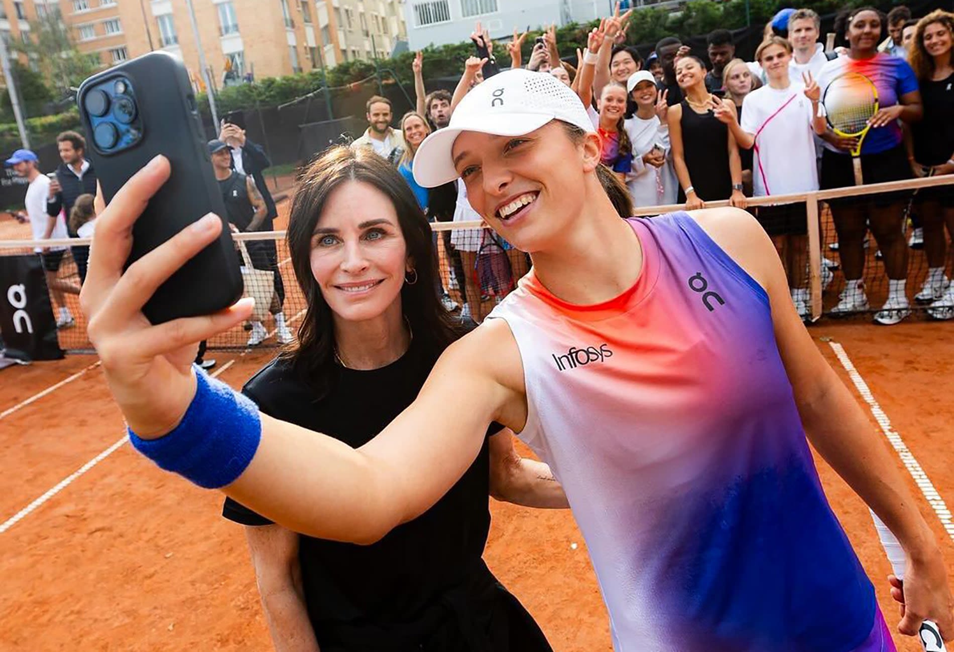 Fun with Friends! Iga Swiatek hits with Courteney Cox in new Roland Garros On kit | Tennis.com