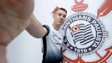 Corinthians anuncia a contratação do volante Charles