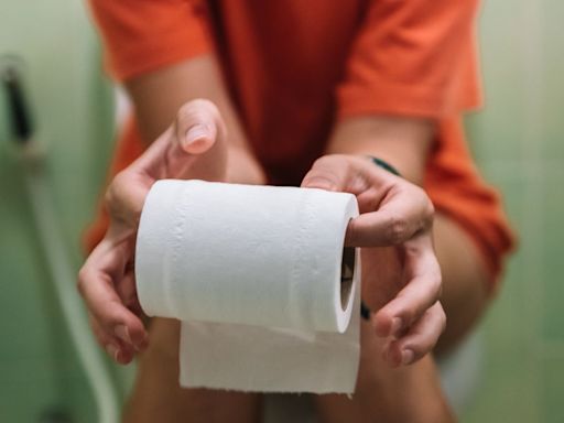 Doctor Shares The Best Position To Poop In, And It's Not Squatting