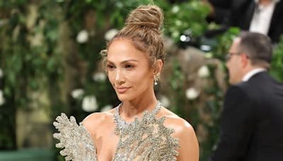 800 horas de trabajo y 75 quilates de diamantes: el espectacular vestido y collar de Jennifer López en la Met Gala 2024