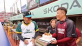 生日當天回桃園挑戰千勝 昔日子弟兵捧上蛋糕慶生 洪總感動眼眶泛紅