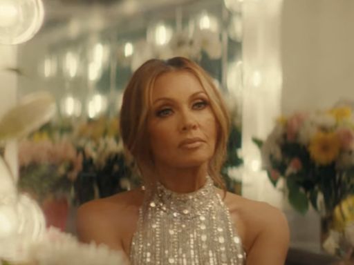 Video: Vanessa Williams Releases Music Video for 'iLike Moonlight'