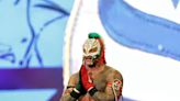 Rey Mysterio presume entrega de premio y fotografía con Peso Pluma