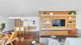 Toques de madeira e tons neutros reforçam luminosidade de apartamento
