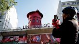 Se derrumban las aspas del emblemático cabaret parisino Moulin Rouge - La Tercera