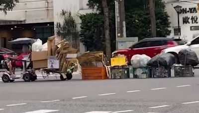 拾荒阿嬤「馬路開火車」！超危險畫面曝光 網傻眼：湯嬤式小火車