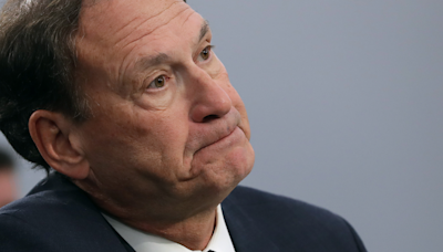 Durbin calls for Alito recusal from Jan. 6 cases over upside-down flag flew at his home