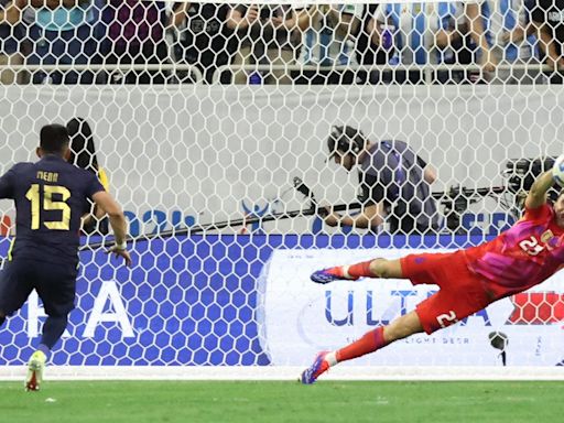 El Dibu Martínez guía a Argentina a semifinales de la Copa América en la tanda de penaltis ante Ecuador