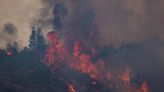 Los bomberos luchan contra un enorme “tornado de fuego” durante un incendio de 150 acres en California