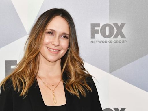 Jennifer Love Hewitt to Direct and Star in Lifetime Christmas Movie The Holiday Junkie