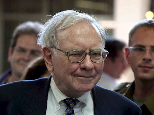 Warren Buffett: 10 Things Poor People Waste Money On