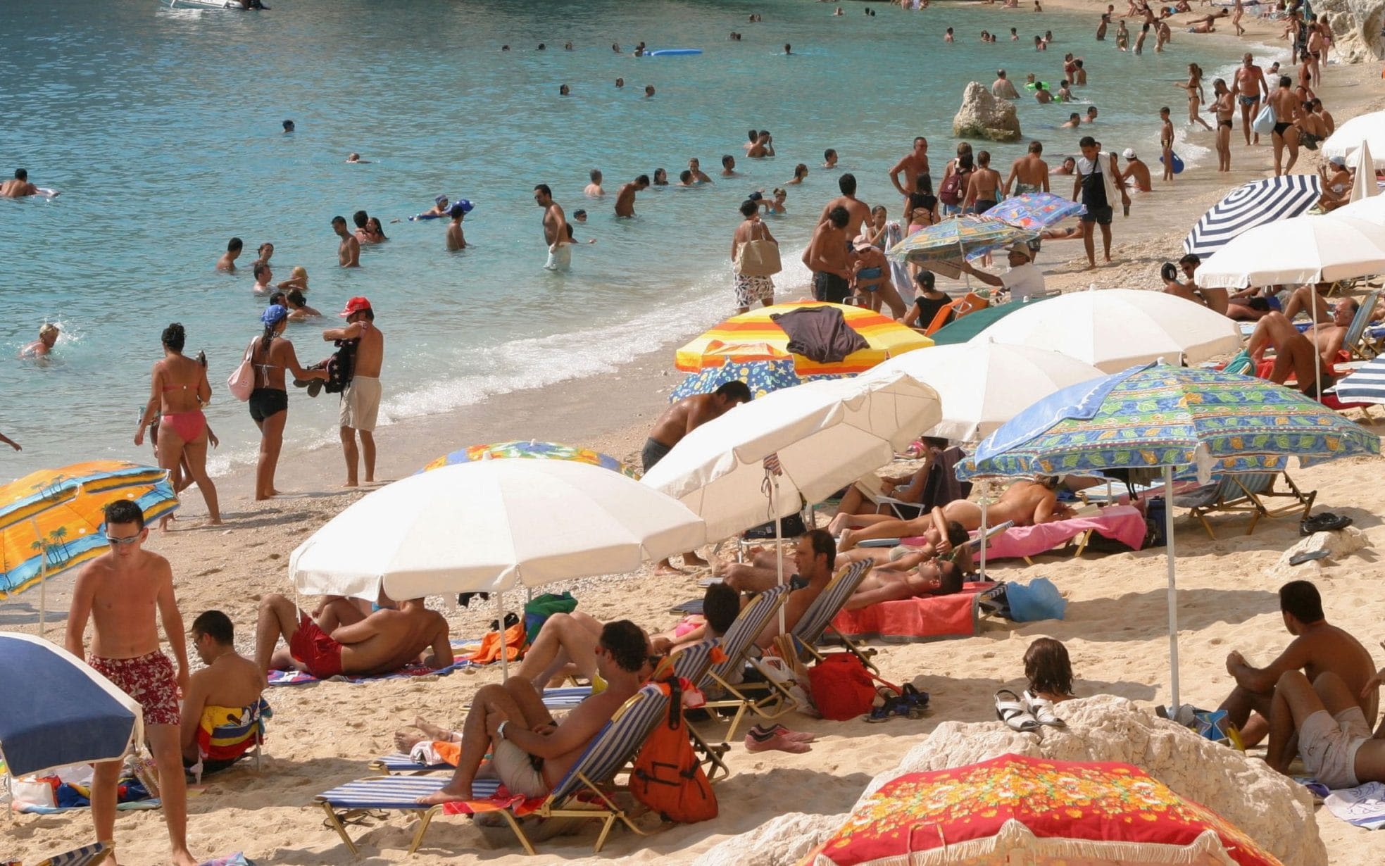 Beachgoers in Greece urged to snitch on firms that break sunbed rules