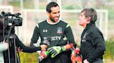 El consejo del mentor de Claudio Bravo ante su salida del Betis: “Le diría que llame a Messi y Beckham y les diga que quiere ir al Inter Miami” - La Tercera