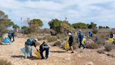 30 voluntarios limpian el mirador del Cabo de Santa Pola