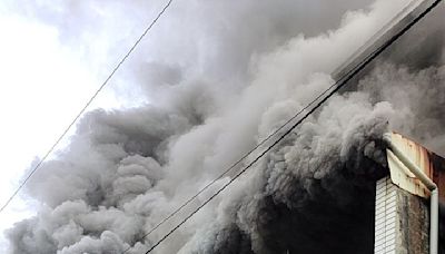 台南市安南區民宅失火 竄出大量濃煙消防人員搶救
