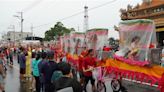 西港刈香蜈蚣陣穿雨衣遶境 雨勢再大信眾熱情不減 - 生活