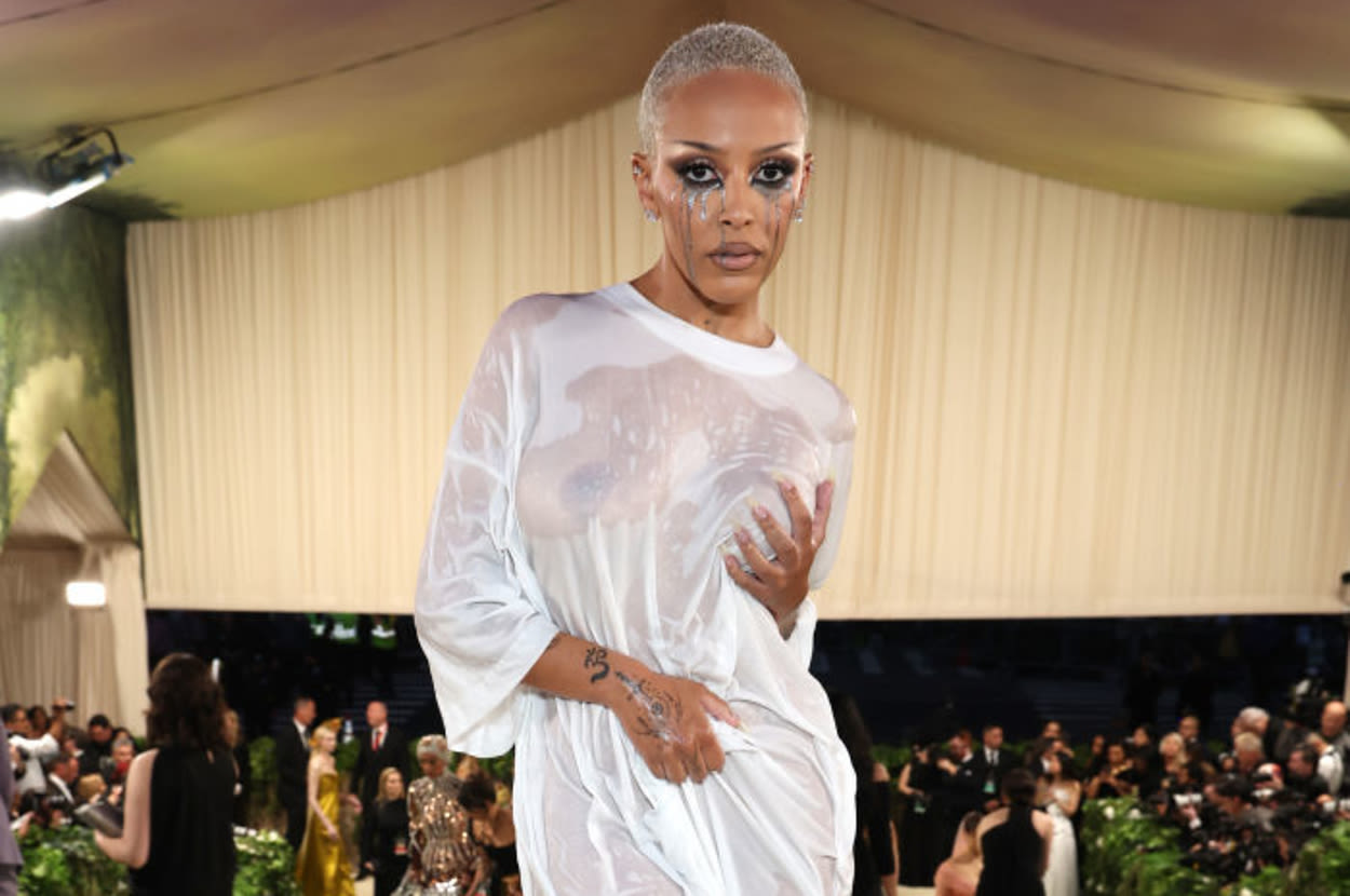 ... Met Gala In A Drenched Oversized T-Shirt, But Designer Christian Siriano Was Not Impressed At All