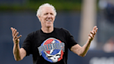 Bill Walton, Hall of Fame player who became a colorful, enthusiastic broadcaster, dies at 71