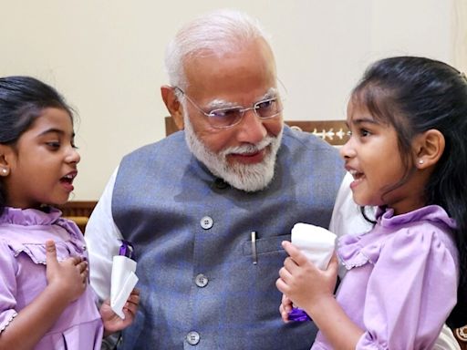 PM Modi gets special welcome by Haryana governor's granddaughters| Video