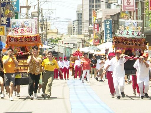 民視《綜藝大集合》藝人PK在地轎班 烈日競走氣喘如牛