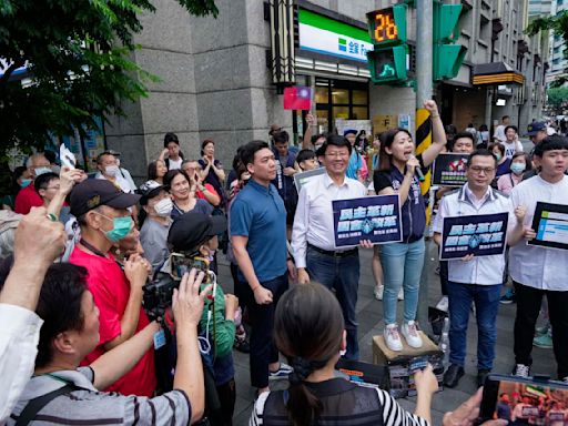 超越青鳥！國民黨北市永春市場首場街講擠到水洩不通 徐巧芯嗨喊：手忙腳亂了